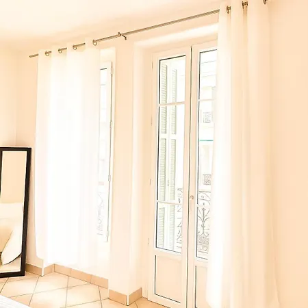 Charming & Roomy With Balcony Heart Of * 尼斯