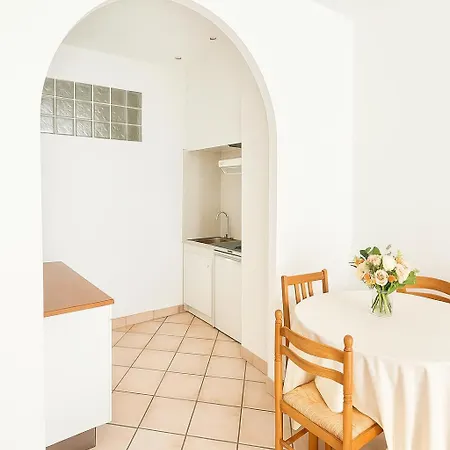 Charming & Roomy With Balcony Heart Of